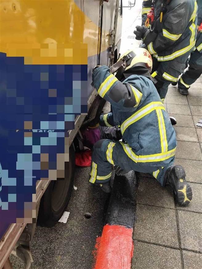 货车倒车撞倒老妇，消防人员紧急抢救。（警方提供）
