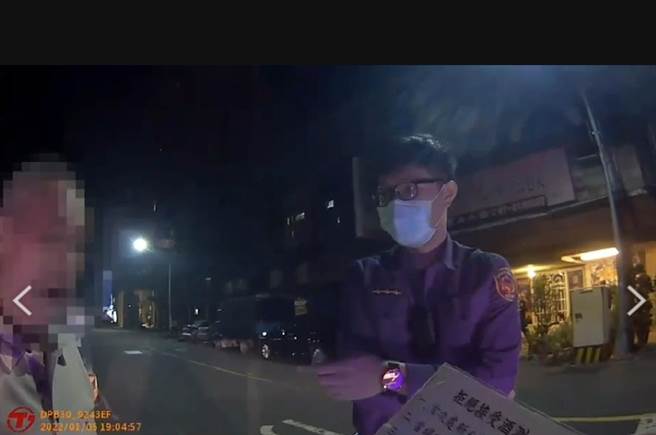 警方查獲78歲的王姓老翁紅燈右轉後，發現老翁無照駕車又是酒駕累犯。（翻攝照片／石秀華高雄傳真）