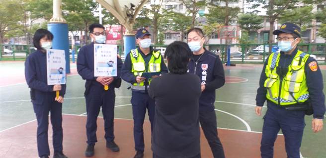 因應疫情狀況，桃園市防疫強化措施要求民眾除飲食外一律佩戴口罩，提醒民眾防疫勿鬆懈，桃園警察分局加強民眾最常聚集、運動的場所如公園、籃球場、網球場及健行步道宣導。（警方提供）