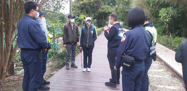 因應疫情狀況，桃園市防疫強化措施要求民眾除飲食外一律佩戴口罩，提醒民眾防疫勿鬆懈，桃園警察分局加強民眾最常聚集、運動的場所如公園、籃球場、網球場及健行步道宣導。（警方提供）