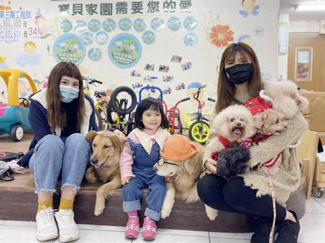 桃园宝贝潜能发展中心服务身心障碍幼童已迄16年，服务犬蕗米与咪酱长期至机构服务，帮助慢飞宝贝抒发情绪压力。（宝贝潜能发展中心提供）