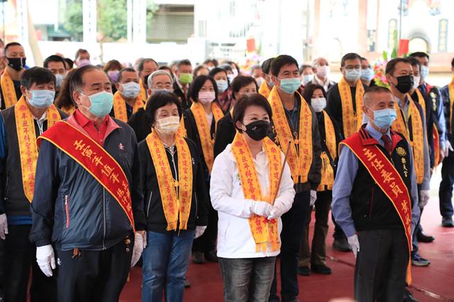 台中市長盧秀燕等人參拜豐原樂天宮。（王文吉攝）