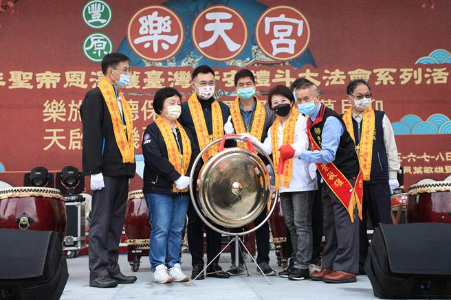 台中市長盧秀燕等人參加樂天宮70周年慶系列活動開幕儀式。（王文吉攝）