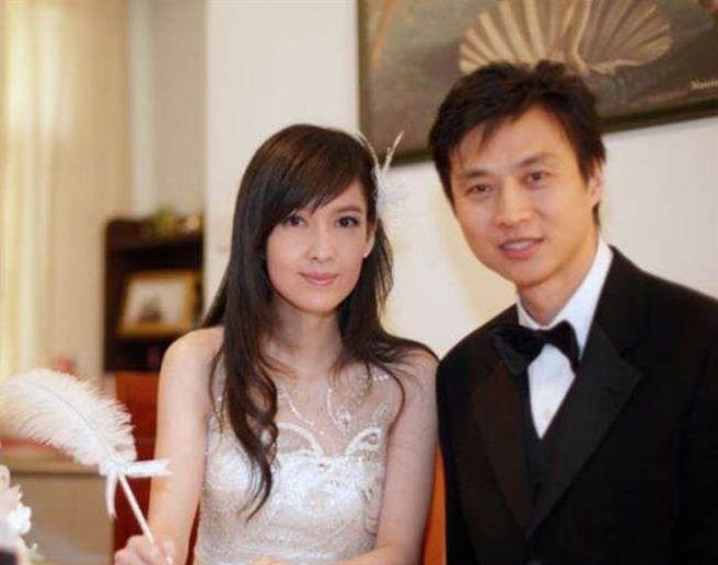 周慧敏败在倪震手上。(图/翻摄自微博)