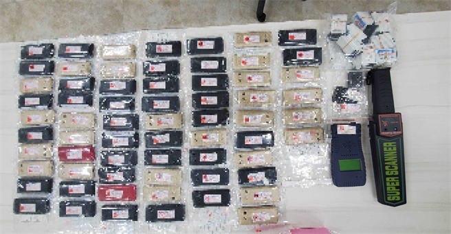 台電、中鋼現職員工組不法集團，5年來協助上百名考生直接在考場中使用手機、藍芽耳機做弊，考進中鋼、中油、台電，不法所得初估1億2千萬元。（高雄地檢署提供／袁庭堯高雄傳真）