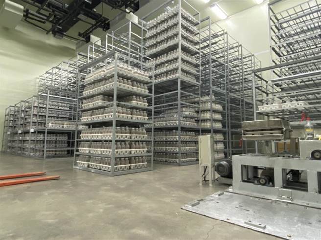 蕈源生技公司生產過程皆按照標準作業流程及鏡檢嚴格把關。（台中市農業局提供／王文吉台中傳真）