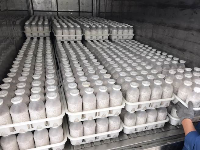 蕈源生技公司生產的優質菌種全程使用冷藏車運輸。（台中市農業局提供／王文吉台中傳真）