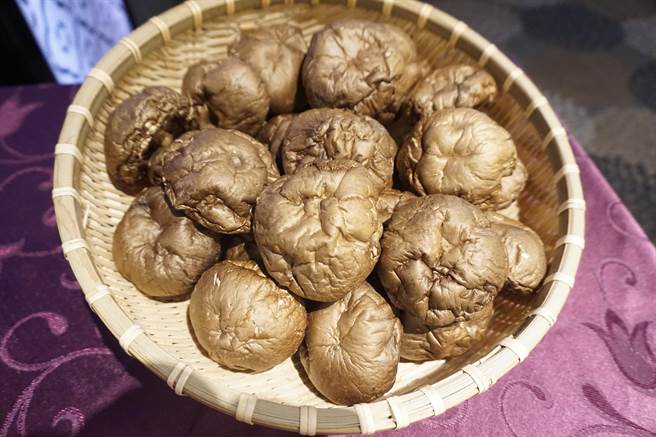 黑早冬菇烘乾成品。（王文吉攝）