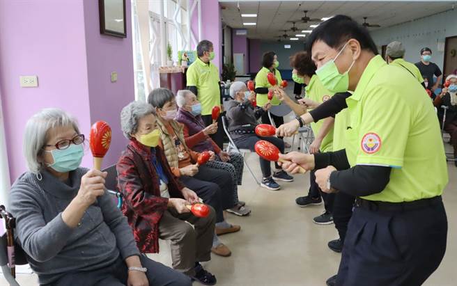 嘉邑行善团创立「心桥志工团」，培训首批46位中高龄志工，今志工团首发活动就是陪伴嘉义市长青园的老人家。（吕妍庭摄）