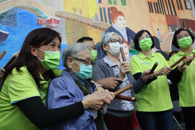 嘉邑行善团创立「心桥志工团」，培训首批46位中高龄志工，今志工团首发活动就是陪伴嘉义市长青园的老人家。（吕妍庭摄）