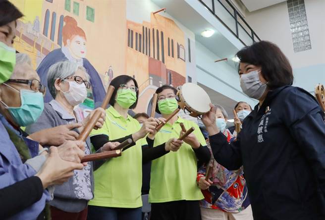 今心桥志工团来到长青园与老人家互动，嘉义市长黄敏惠等人也到场参与。（吕妍庭摄）