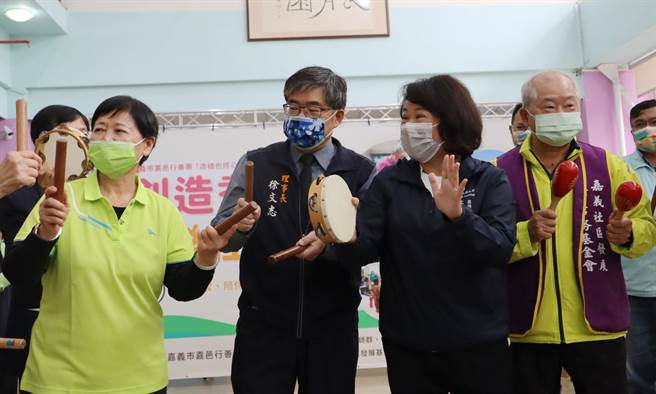 今心桥志工团来到长青园与老人家互动，嘉义市长黄敏惠、嘉邑行善团理事长徐文志等人也到场参与。（吕妍庭摄）