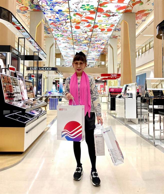 （远百竹北店土楼内装首曝光，当代艺术天棚吸睛。图／李丽满）
