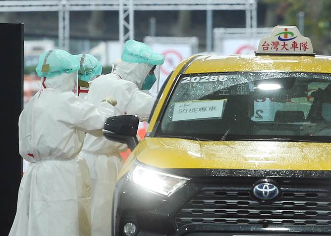 图为大佳河滨公园设置「得来速」採检站。（资料照，陈怡诚摄）