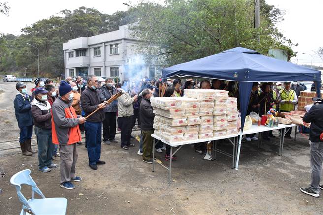 反坤舆掩埋场团体向监察院陈情，苗栗县政府7日下午回应。（谢明俊摄）