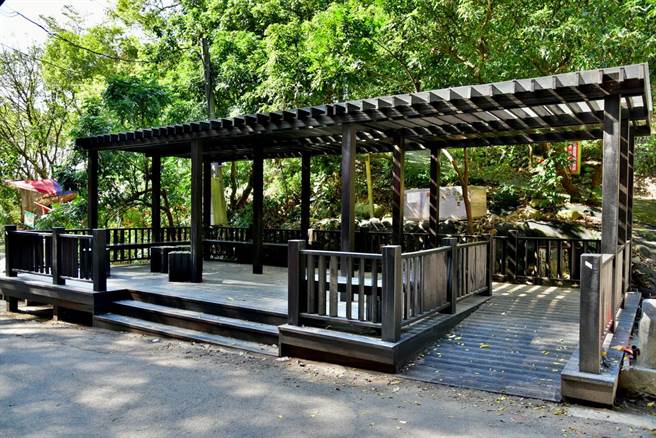 大坑9-1号步道农夫市集平台重新整建并增设遮阳花架。（台中市观旅局提供／王文吉台中传真）