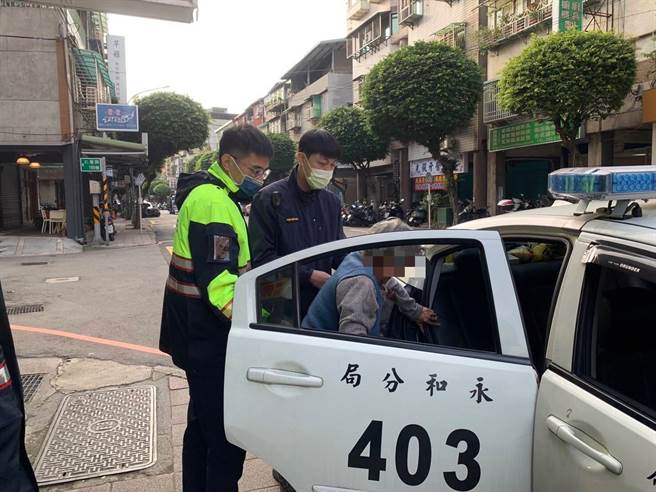 新北市永和警分局新生派出所警員林耕儀、實習生郭梁建安協助失智婦人返家。（永和警分局提供）