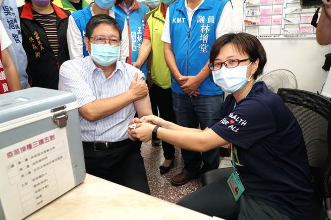 新竹縣長楊文科（左）日前接種流感疫苗，呼籲民眾盡速接種疫苗，保障自身及周邊人的健康。（翻攝照片）