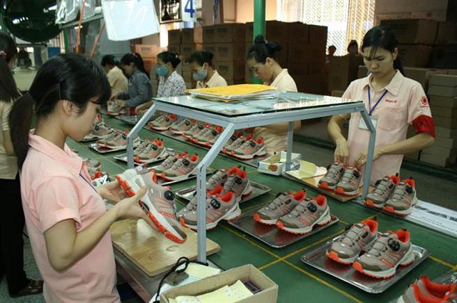（钰齐旗下制鞋生产线的品管作业。图／刘朱松）  
