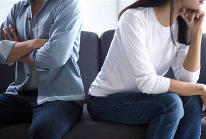 男网友疑惑是否该在交往阶段就将薪水交给女友。（示意图／达志影像）