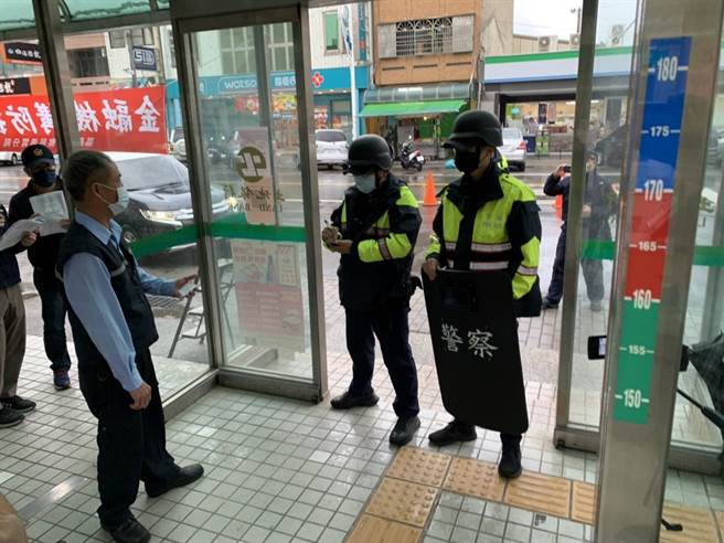 通霄警分局在辖内银行实施防抢演练。（通霄警分局提供／谢明俊苗栗传真）