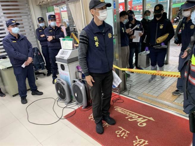 通霄警分局在辖内银行实施防抢演练。（通霄警分局提供／谢明俊苗栗传真）