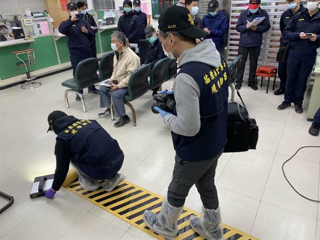 通霄警分局在辖内银行实施防抢演练。（通霄警分局提供／谢明俊苗栗传真）