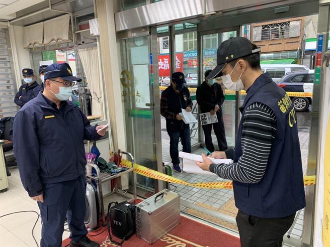 通霄警分局在辖内银行实施防抢演练。（通霄警分局提供／谢明俊苗栗传真）