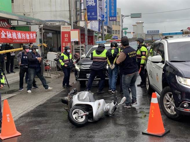 通霄警分局在辖内银行实施防抢演练，顺利逮捕抢匪。（通霄警分局提供／谢明俊苗栗传真）