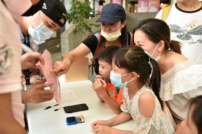 天穿闯关任务寓教于乐、适合亲子同乐。（新北市客家局提供）