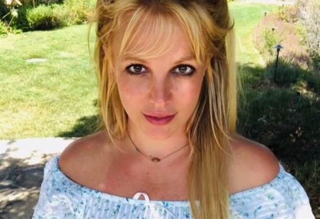 小甜甜布兰妮越来越常在IG晒出裸露照片。(图/翻摄自小甜甜布兰妮IG)