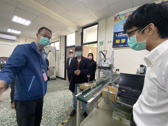 濠滢机械，今天捐赠南臺科技大学1套180万元化妆品铝皿自动分检机台。(曹婷婷摄)