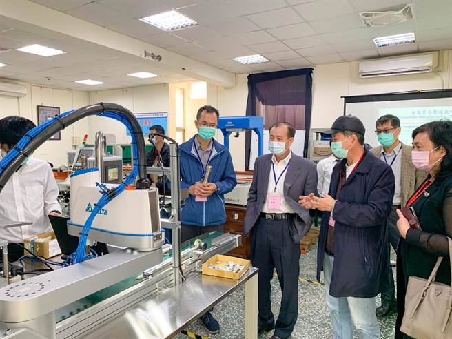 南臺科大校长卢灯茂(左二)带领贵宾参访智慧整合制造技研中心参观。(南臺科大提供／曹婷婷台南传真)