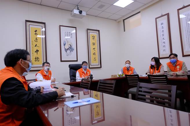 新竹县长杨文科（左三）7日下午会同卫生局等相关单位，举办防疫会议，宣布即日起在无法保持距离的场所，不分室内、外，一律全程戴口罩。（庄旻静摄）