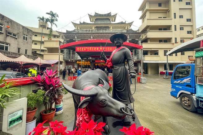 宜兰五谷庙新庙落成，新庙前有五谷庙鞭春牛习俗的塑像，重组后的旧庙将位在面对庙宇的右侧。（李忠一摄）