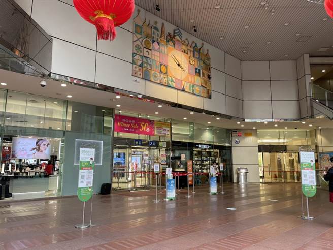 SOGO百貨中壢店18時閉店清潔消毒。（賴佑維攝）