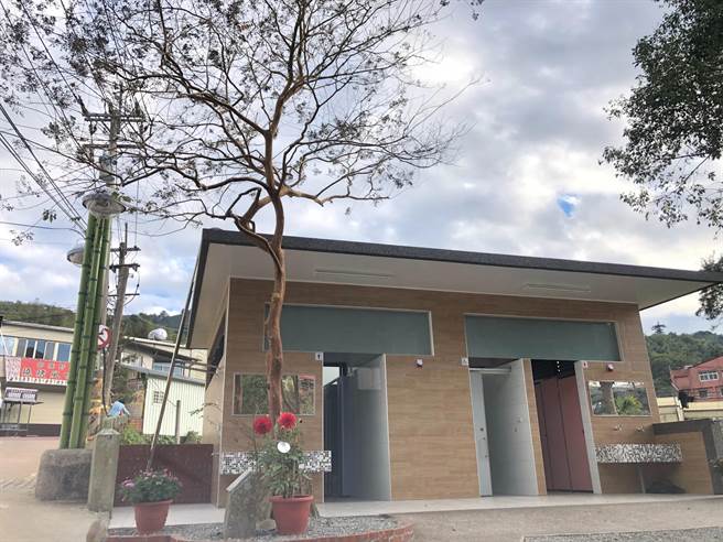 嘉义县梅山乡太平云梯营造十分成功，在全台天梯退烧之际仍维持住热度，去年仍有近45万人登梯，太平社区产业合作社跟社区并没有因此而停下脚步，而是不断创新，除引进国际级犀牛展览外，近来更利用盈余回馈金，重建老街旁的公共厕所。（张亦惠传真）