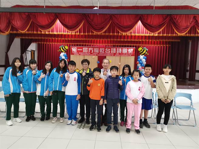 「方耀乾台语诗歌奖」得奖学子与台南市副市长赵卿惠(左六)、方耀乾(后排右四)合影。(刘秀芬摄)