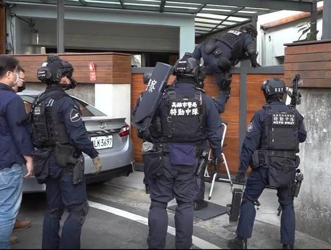 警方翻墙查缉诈骗机房。（翻摄照片／洪靖宜高雄传真）