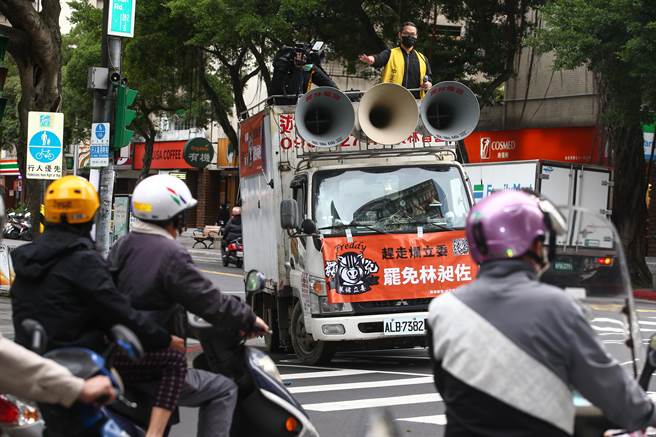 無黨籍立委林昶佐罷免案將在9日進行投票，6日罷昶團體以「戰車」在北市萬華區青年公園出發掃街宣傳，徵求民眾支持罷免林昶佐。（鄧博仁攝）