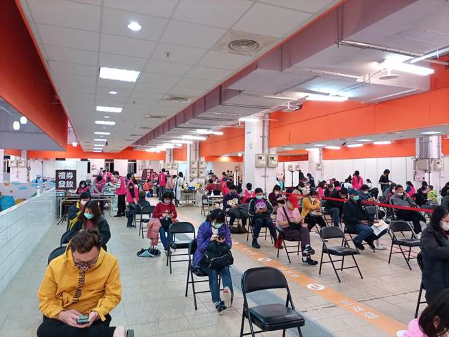 因應COVID-19第3劑疫苗間隔縮短為12周新規範，新竹市政府限期加開3座疫苗施打站，提供接種服務。（邱立雅攝）