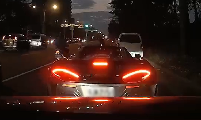 台南市去年30日晚间发生一起擦撞车祸，一辆麦拉伦跑车在切换车道时，与旁车发生擦撞，事发过程影片曝光在网路上，引起讨论。（翻摄爆料公社App）