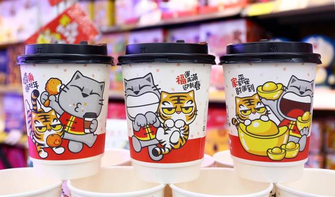 家乐福独家与LINE贴图设计师「猫爪抓Meow Zhua Zhua」合作，推出3款冲泡咖啡与农历新年红包袋封面设计，把家乐福藏在吉祥话里。（家乐福提供）
