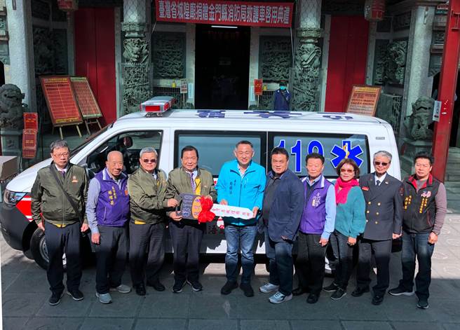 财团法人台北市台湾省城隍庙今天捐赠金门县消防局救护车1辆，进一步充实地方紧急救护能量。（李金生摄）