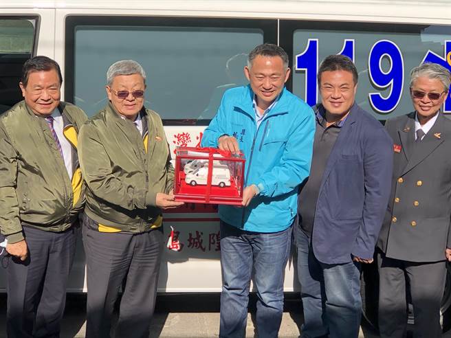 杨镇浯县长代表接受，感谢台湾省城隍庙的善行义举为金门带来正能量。（李金生摄）