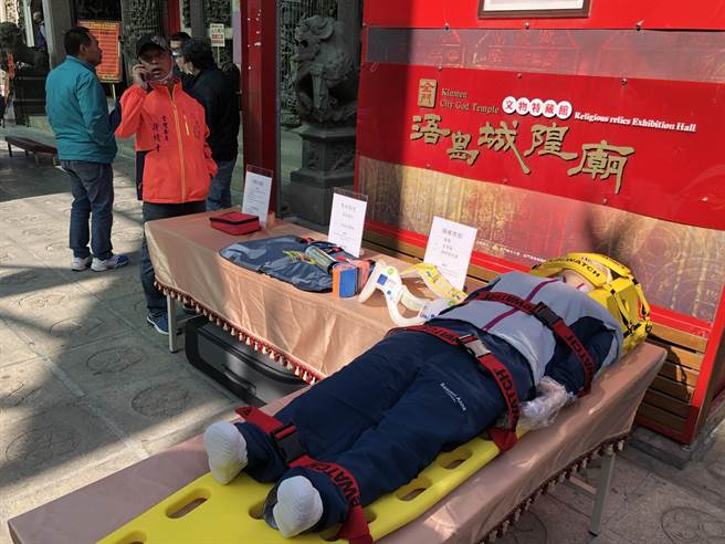 台湾省城隍庙捐赠的救护车採用福斯最新型T6车种，且强化车辆警示作用、救护车医疗舱器耗材置放位置及空间也进行改善规画。（李金生摄）