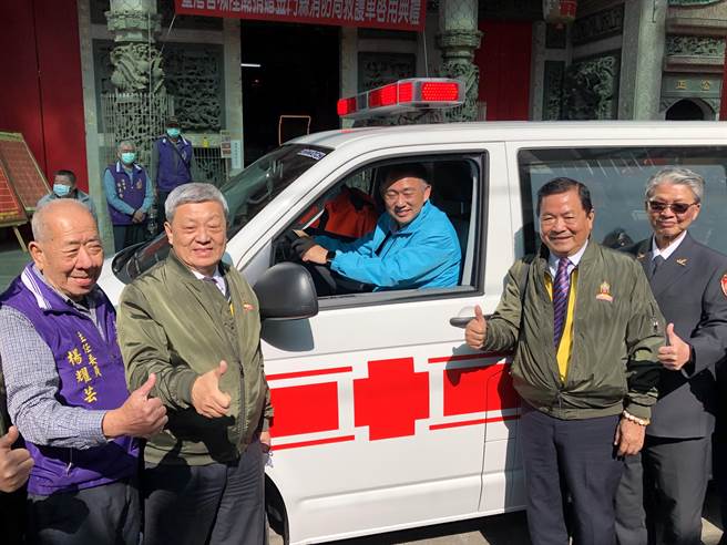 杨镇浯县长启动救护车，宣布加入紧急救护的行列。（李金生摄）