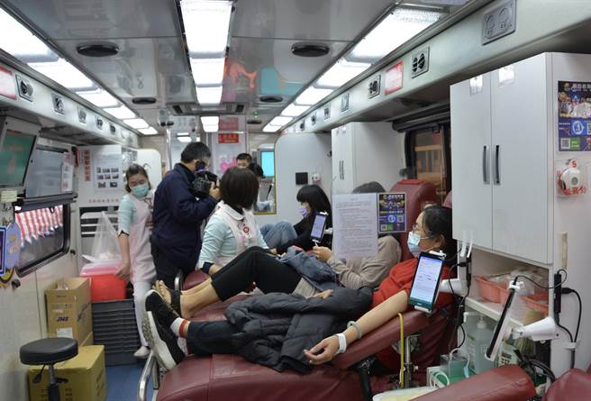 秋冬捐血量不稳定，花莲血库目前存量仅剩5天。捐血站号召民眾挽袖捐血。（王志伟摄）