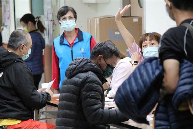 部东医院疫苗登记桌的护理师不断高举双手，提醒排队民眾向前移动。（部东医院提供／蔡旻妤台东传真）
