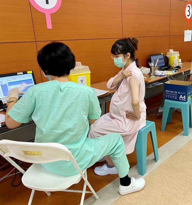 成大醫院醫護人員接種第3劑新冠肺炎疫苗達2成，圖為院內人員前兩劑接種照片。（成大醫院提供／程炳璋台南傳真）